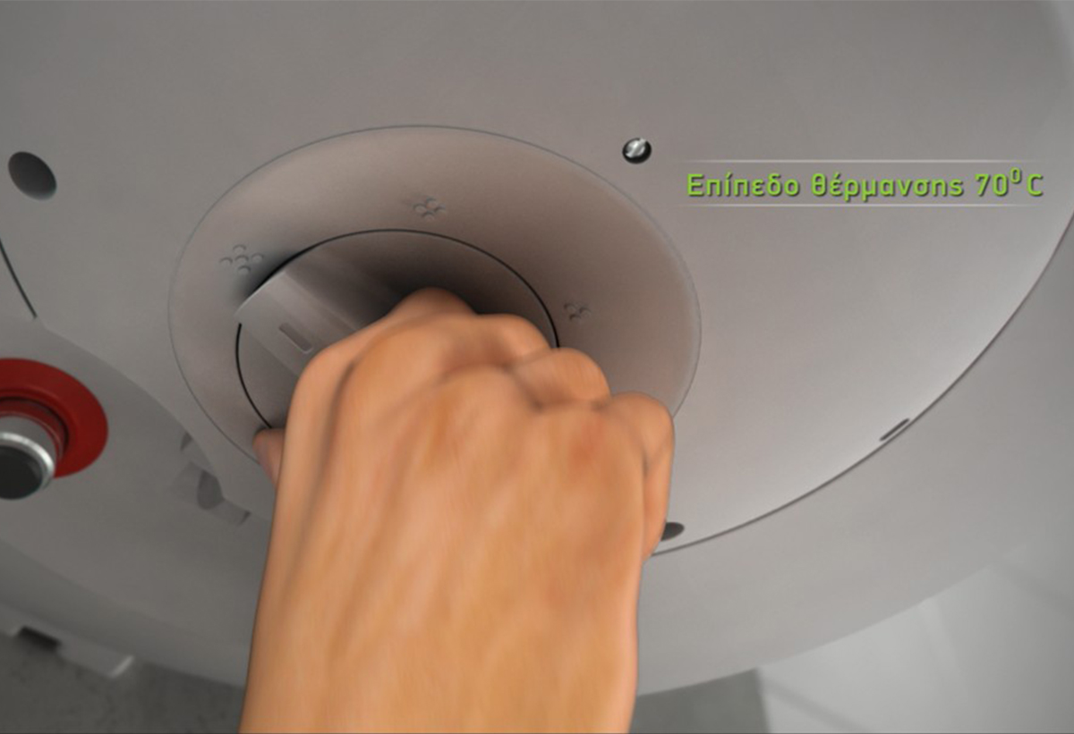 Ένα χέρι ρυθμίζει τον εξωτερικό θερμοστάτη στους 70°C.